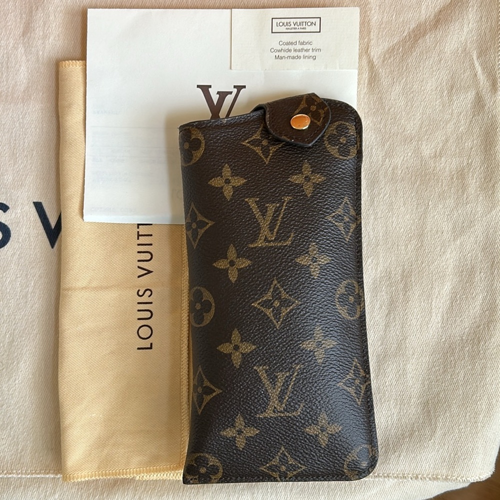 LOUIS VUITTON SUNGLASS CASE W/RECEIPT M66544